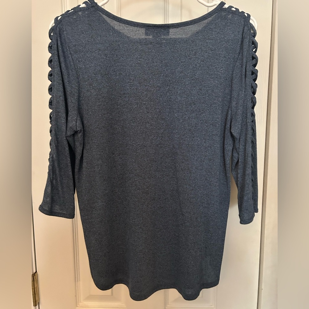 3for15$🔹🌀IN cross strap cold shoulder shirt. EUC. Sz. M